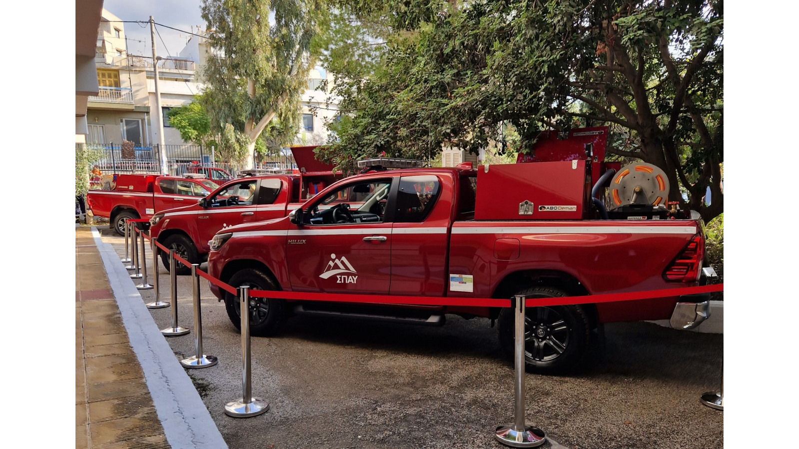 Ο Όμιλος Επιχειρήσεων Σαρακάκη παρέδωσε στον ΣΠΑΥ 15 πυροσβεστικά Toyota Hilux